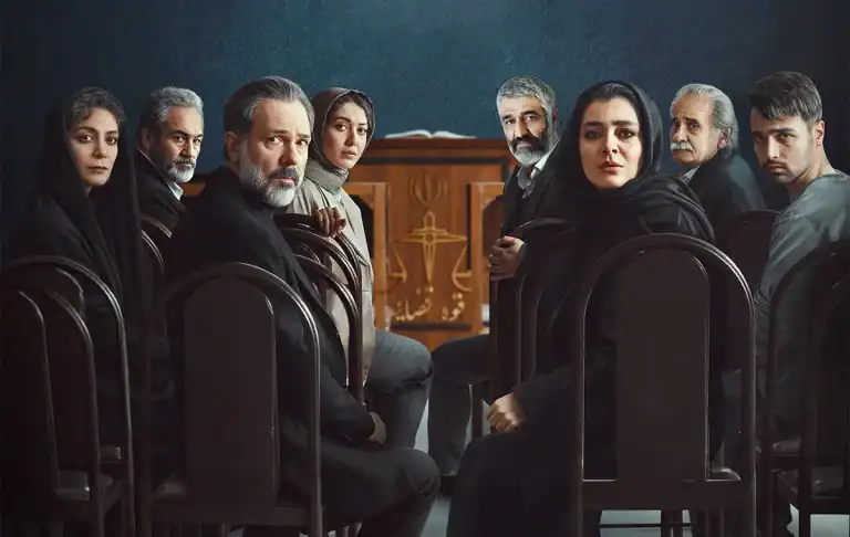 بازیگران سریال محکوم در یک صحنه در دادگاه با لباس سیاه و فضای تاریک.