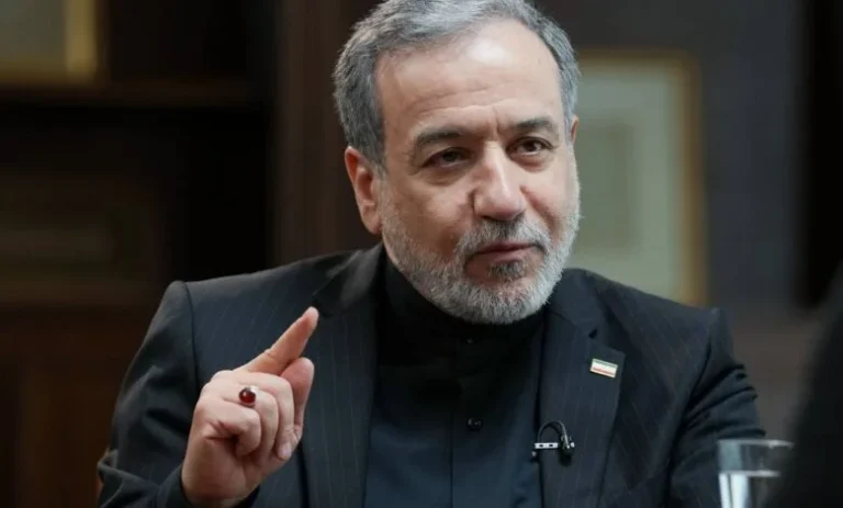 تصویر سیدعباس عراقچی وزیر امور خارجه ایران در واکنش به تهدید ترامپ برای توقیف دارایی‌های ایران